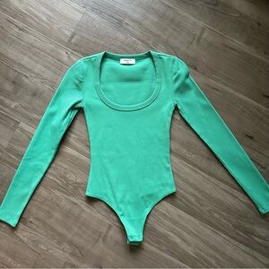 Aritzia Babaton Formarib Scoop Neck Long Sleeve Bodysuit XS Nature Green